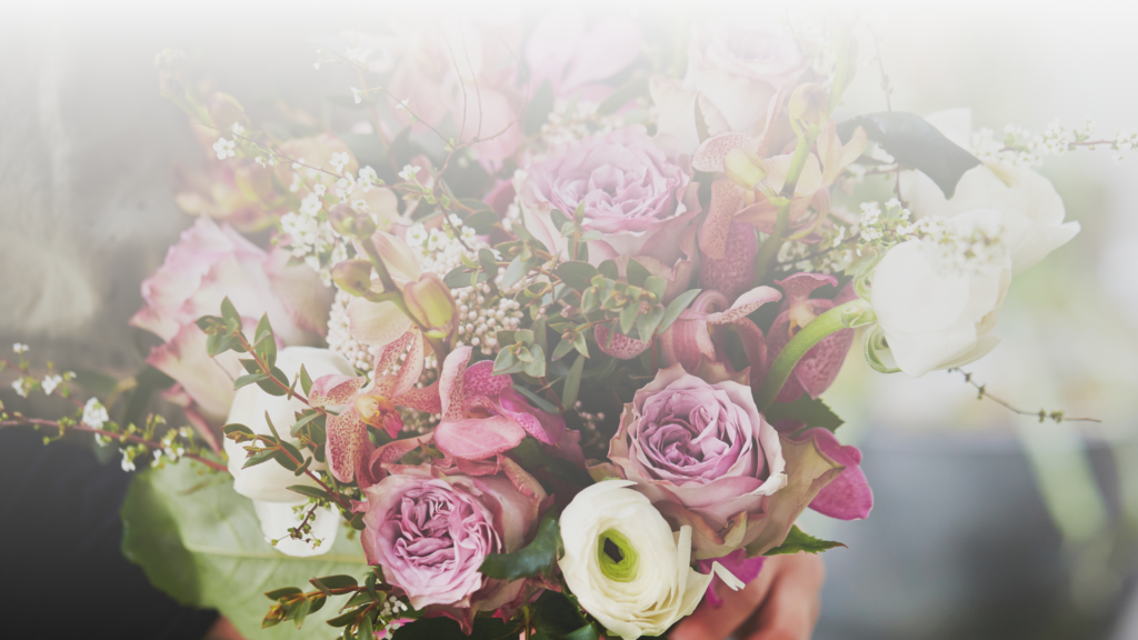 Arreglo floral elegante para boda en Telde con rosas y eucalipto