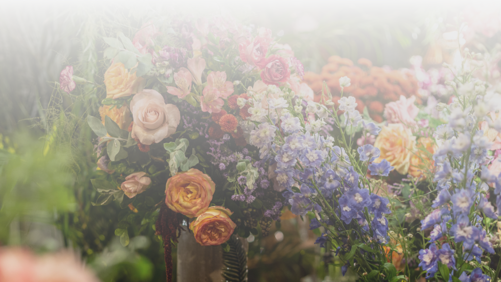 Ramo de flores de temporada con colores vivos, ideal para regalar en Telde según la época del año