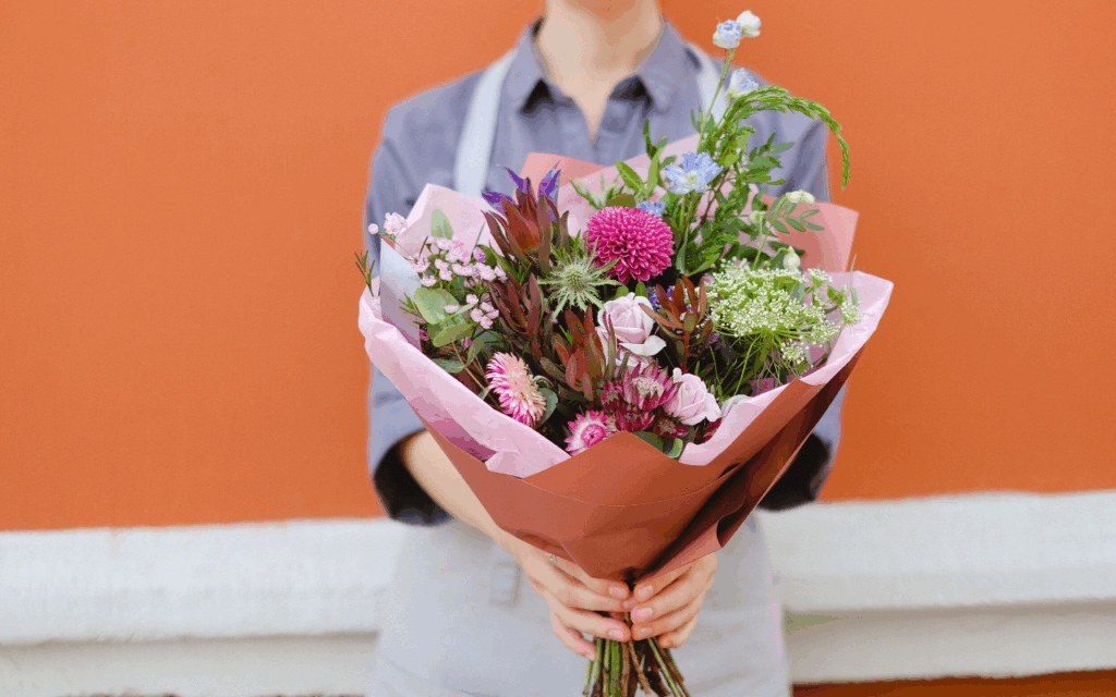 Mujer recibe un ramo de flores frescas en Telde